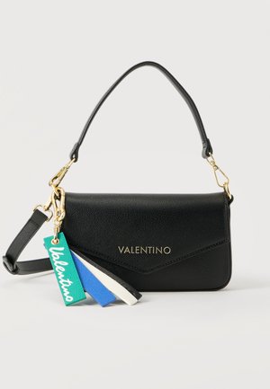Μαύρη δερμάτινη τσάντα ώμου Valentino με χρυσά μεταλλικά στοιχεία και τρεις πολύχρωμες δερμάτινες ετικέτες σε πράσινο, μπλε και λευκό, προσαρτημένες στο λουρί.