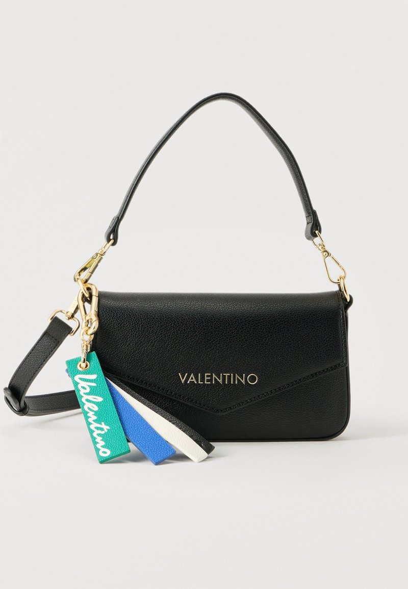 Μαύρη δερμάτινη τσάντα ώμου Valentino με χρυσά μεταλλικά στοιχεία και τρεις πολύχρωμες δερμάτινες ετικέτες σε πράσινο, μπλε και λευκό, προσαρτημένες στο λουρί.