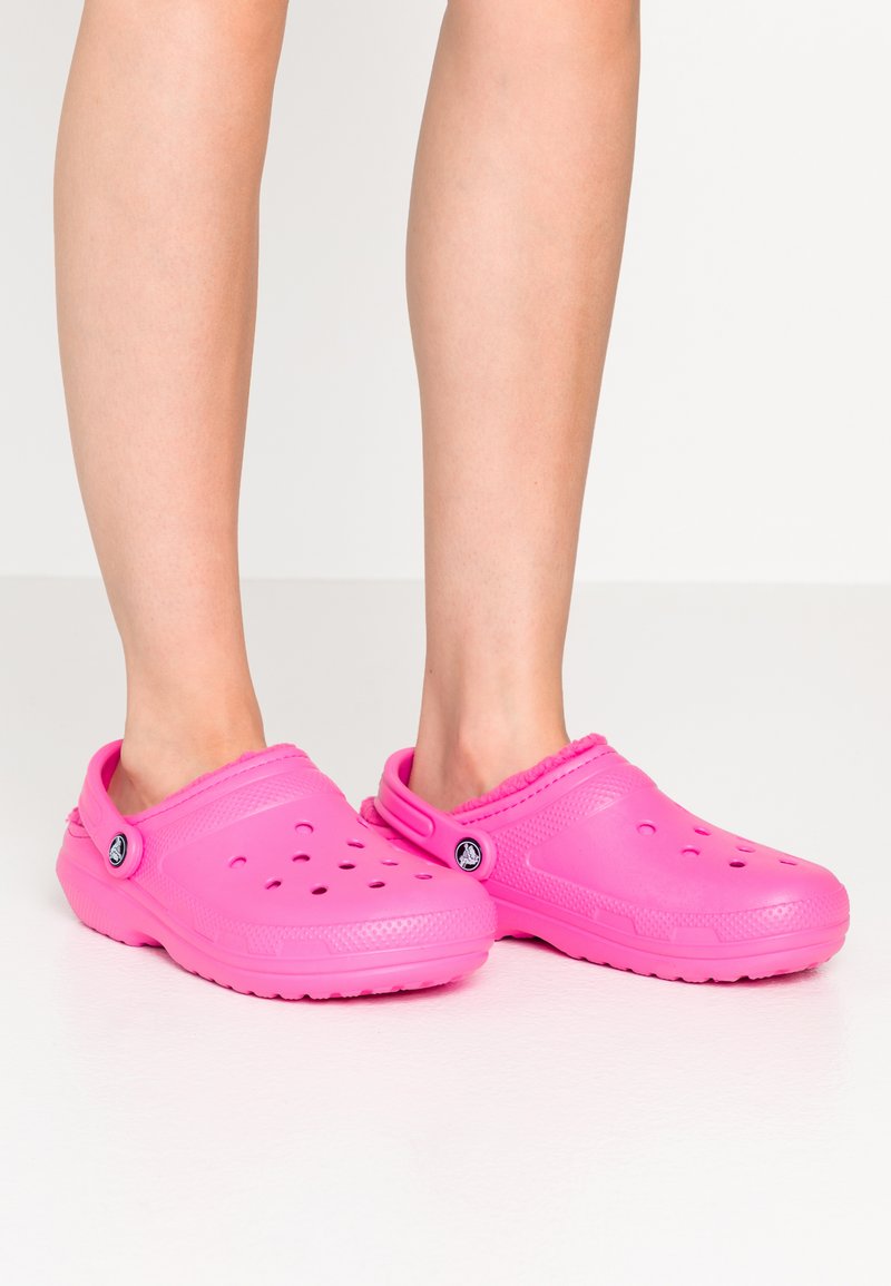 Crocs CLASSIC - Tofflor & inneskor - electric pink/ljusrosa - Zalando.se