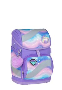 Lila Rucksack mit pastellfarbenen Wellenmustern, silbernen Akzenten und einem flauschigen Pom-Pom-Schlüsselanhänger. Verfügt über Diamant- und Einhornabzeichen auf der Vorderseite.