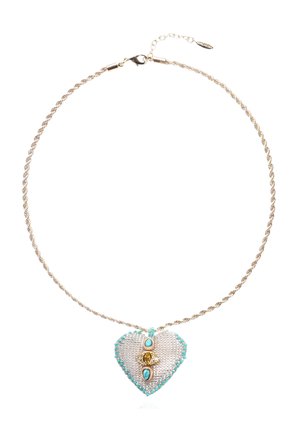 Collier en chaîne ton argent avec un pendentif en forme de cœur, orné d'accents turquoise et or, présentant une surface texturée.