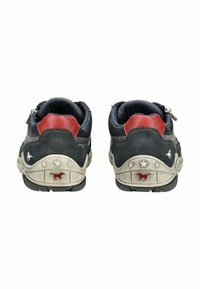 Chaussures en suède noires et rouges avec une semelle texturée, présentant un motif de cheval et des accents en forme d'étoile sur le talon. Deux zippers pour un enfilage facile.