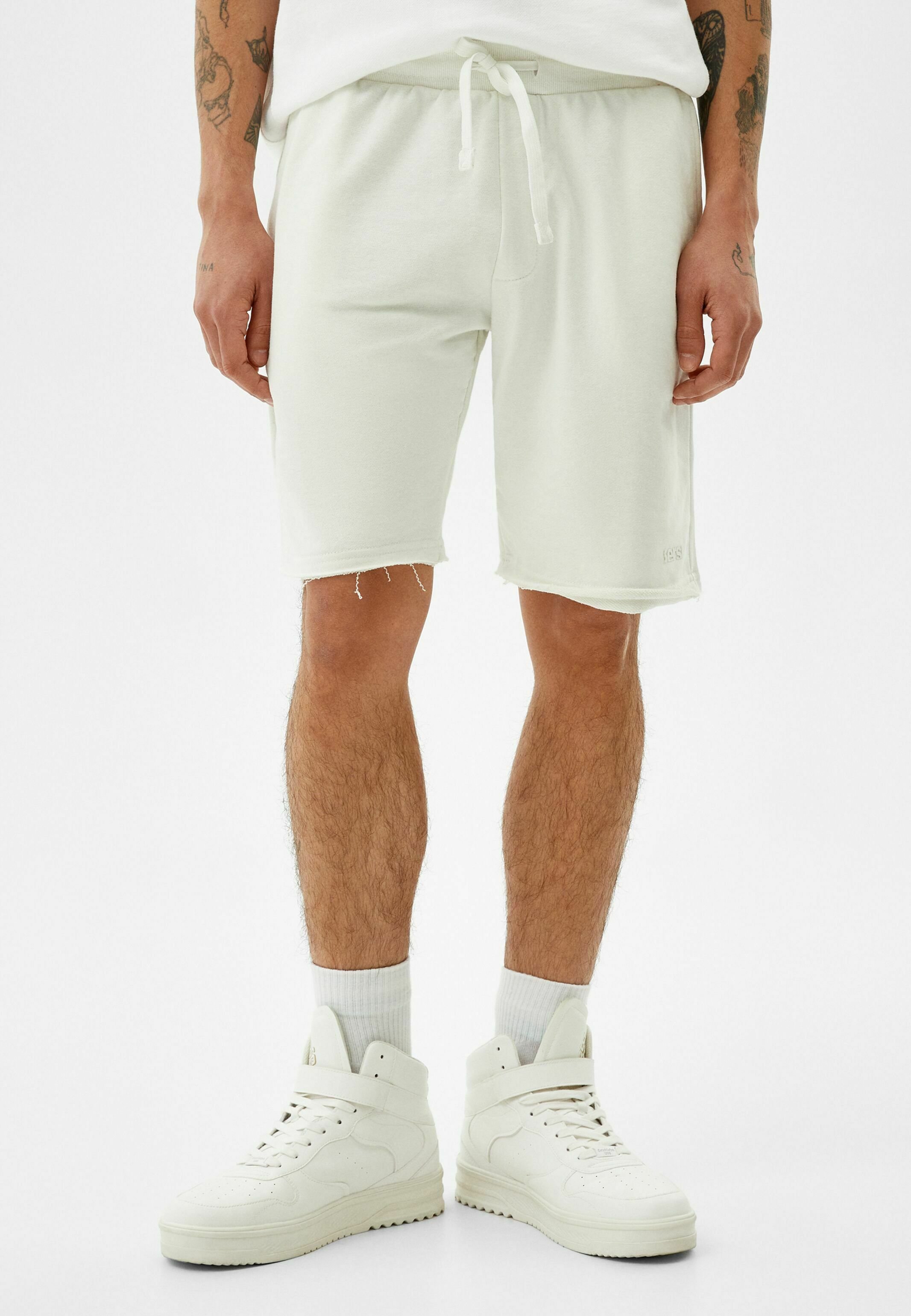 Bershka BASIC PLUSH BERMUDA - Pantaloni sportivi - white/bianco - Zalando.it