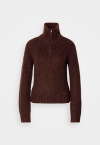 Pull marron en maille côtelée avec manches longues et petit zip devant sur un col montant, fond blanc.