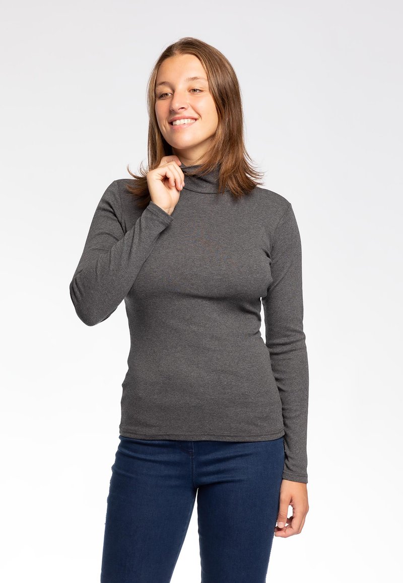 Maglietta a maniche lunghe grigia con collo a dolcevita realizzata in tessuto morbido, design aderente, texture liscia, abbinata a jeans blu scuro.