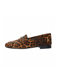 Leopardprint instaploafers met een platte zwarte zool, met een metallic accent aan de voorkant, gemaakt van getextureerd dierenhaar.