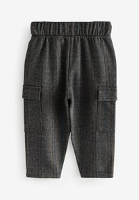 Graue gemusterte Hose mit elastischem Bund, orangefarbenen Streifen, zwei seitlichen Taschen und einem strukturierten Stoff.