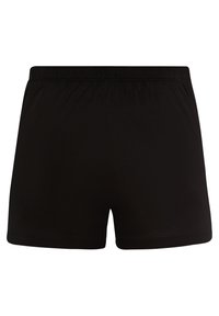 Pantalones cortos de algodón negros con una textura suave, que presentan una cinturilla elástica y un diseño simple y sin costuras. Sin patrones ni acentos adicionales.