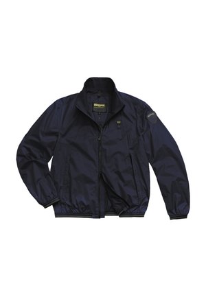 Giacca leggera blu navale con zip frontale, colletto alto e polsini elastici. Presenta una toppa sulla spalla sinistra e un'etichetta con il marchio all'interno.