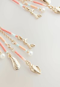 Halskette in Goldfarbe mit pastellfarbenen Perlen, strukturierten Muscheln und Kunstperlens, in einer Mischung aus Korallen-, Rosa- und Blautönen.