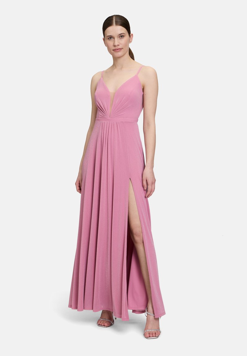 Długa różowa sukienka z głębokim dekoltem w kształcie litery V, cienkimi ramiączkami i rozporkiem do uda; wykonana z miękkiego, zwiewnego materiału o delikatnym połysku.