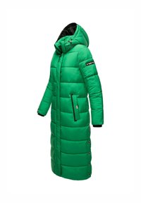 Manteau long gonflé vert avec capuche, présentant des sections matelassées horizontales, des poches latérales et des boutons-pression le long de l'ourlet. Doublure intérieure noire.