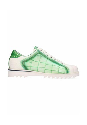 Zapatilla verde y blanca con una parte superior transparente texturizada que presenta un patrón de rejilla, acentuada por detalles de tachuelas y una suela robusta.