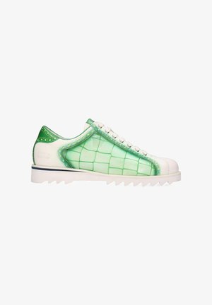 Grønne og hvide sneakers med en tekstureret transparent overdel, der har et gittermønster, pyntet med nitter og en robust sål.