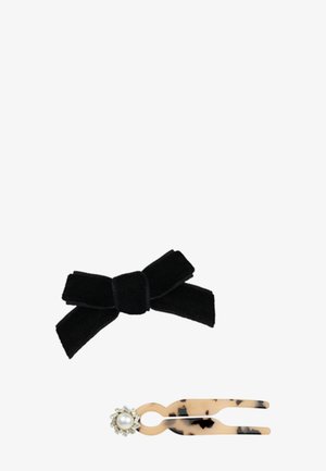 Barrette pour cheveux en velours noir en forme de nœud et épingle à cheveux écaille beige avec décoration en perle et strass sur fond blanc.