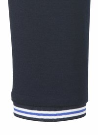 Navy Baumwollstrickstoff mit einem kontrastierenden gestreiften Rippenbund in Weiß und Hellblau, mit einer glatten Textur und taillierter Form.