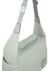 Borsa a spalla in tessuto verde chiaro con un vano principale con zip, tracolla regolabile e un'etichetta logo rettangolare. Texture liscia con accenti minimi.