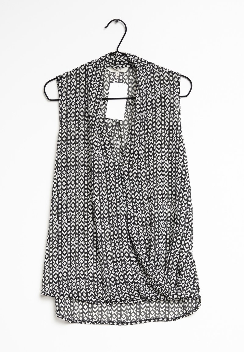 Débardeur sans manches avec un motif géométrique noir et blanc, en tissu léger, au design drapé, et avec un ourlet arrondi, exposé sur un cintre.