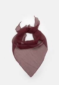 Bordowy szal z szyfonu o lekkiej, przezroczystej fakturze. Posiada trójkątny kształt i faliste krawędzie, które podkreślają jego delikatny wygląd.