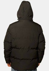 Doudoune noire avec capuche, dotée d'un design matelassé et d'une texture lisse. Comprend un col haut et des poignets élastiques.