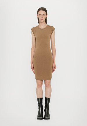 Khaki Strickkleid mit kurzen Flügelärmeln, figurbetonter Silhouette und Rundhalsausschnitt. Das Model trägt schwarze Knöchelstiefel.