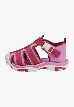 Różowo-bordowa dziecięca sandałka z zakrytymi palcami, regulowanym paskiem i białą plastikową klamrą na wytrzymałej białej podeszwie.