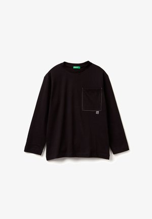 Schwarzes langärmeliges T-Shirt aus Baumwolle, mit einer Tasche auf der linken Brustseite, kontrastierenden Nähten und einem runden Halsausschnitt.