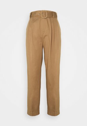 Pantalon marron camel taille haute avec plis et une ceinture assortie avec une boucle carrée.