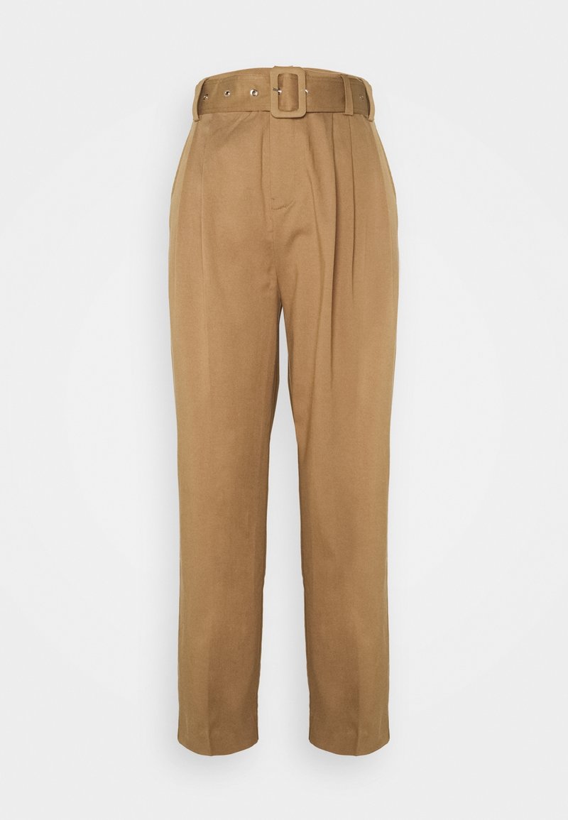 Pantalon marron camel taille haute avec plis et une ceinture assortie avec une boucle carrée.