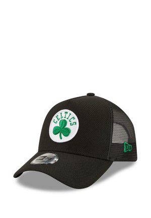 Schwarze Netz-Baseballmütze mit rundem Schirm, die einen grünen Kleeblatt- und "CELTICS"-Logo auf einem weißen runden Patch zeigt. Verstellbarer Rückriemen.