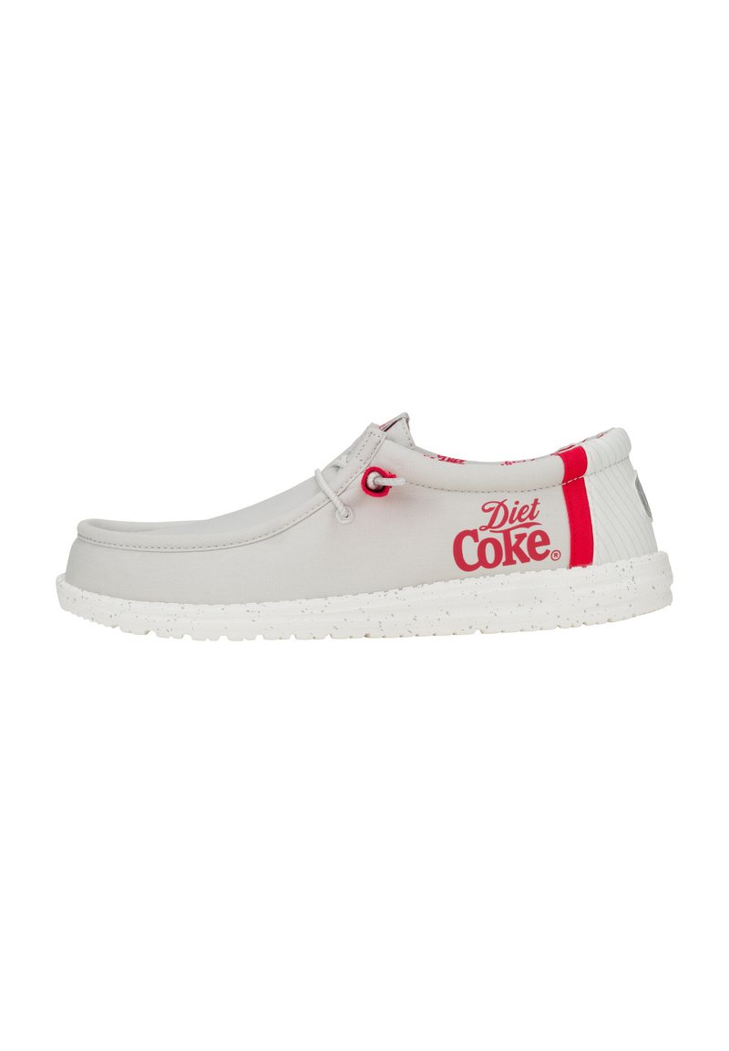 Szare buty z materiału z białą, cętkowaną podeszwą, z czerwonymi akcentami i brandingiem "Diet Coke". Lekka konstrukcja i okrągły kształt noska.