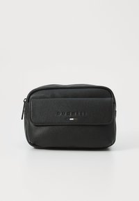 Pouch de toaletă din piele texturată neagră, cu închidere cu zip, o pocket frontală plată și logo embosat cu dungi colorate.