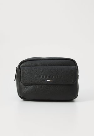 Trousse de toilette en cuir noir texturé avec fermeture éclair, poche avant plate et logo embossé avec des rayures colorées.