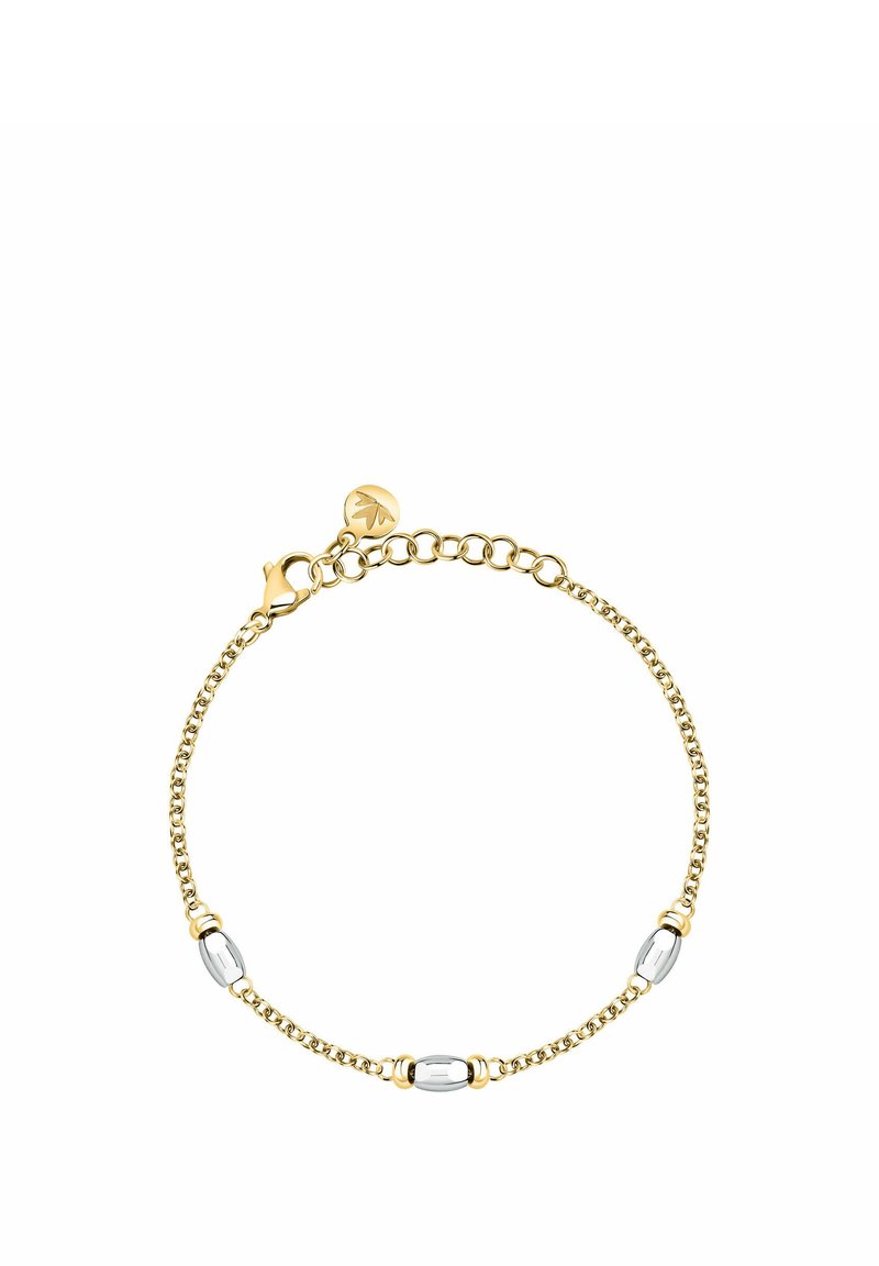 Bracciale con catena in oro che presenta perline ovali alternate in oro e argento, un gancio a molla e un piccolo charm a forma di foglia nella chiusura.