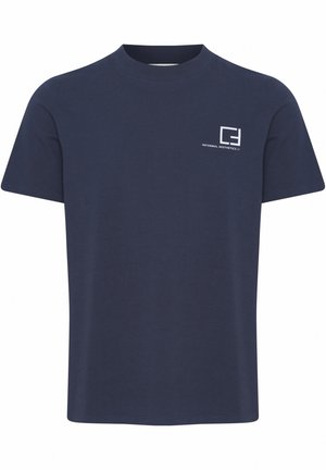 Marineblå bomulds T-shirt med korte ærmer og rund halsudskæring. Har et lille hvidt logo på venstre brystområde.