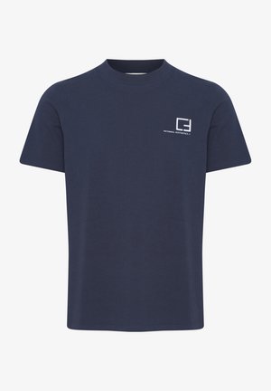 Marineblå bomulds T-shirt med korte ærmer og rund halsudskæring. Har et lille hvidt logo på venstre brystområde.
