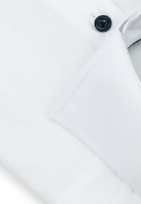 Biała bawełniana koszula z zapięciem na guziki, wyraźnym kołnierzykiem i przeszytym wykończeniem, prezentująca gładką teksturę i klasyczny design.