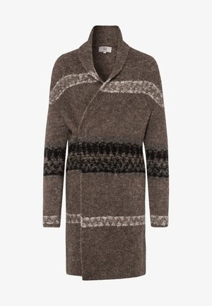 Cardigan long marron en tricot avec col châle et rayures horizontales noires et gris clair sur la poitrine, les manches et près de l'ourlet.