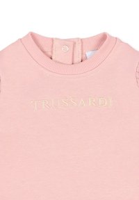 Felpa leggera rosa con scollatura a girocollo a costine e logo "TRUSSARDI" ricamato in crema. Il tessuto è morbido con una consistenza liscia.