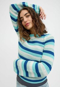 Randig stickad tröja i nyanser av blått och grönt, med rund halsringning och långa ärmar, tillverkad av ett texturerat, lätt tyg.