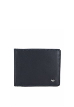 Portefeuille en cuir noir plié avec couture visible et un petit emblème argenté dans le coin inférieur droit sur fond blanc.