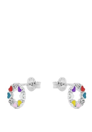 Orecchini a cerchio in argento con piccoli cuori smaltati in rosso, viola, blu, bianco, giallo e rosa, fissati con chiusure a farfalla.