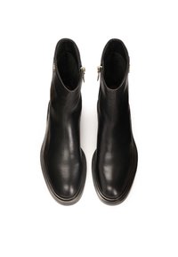 Czarne skórzane botki za kostkę o gładkim wykończeniu, z okrągłym noskiem i bocznymi zamkami błyskawicznymi do zapięcia. Solidna gumowa podeszwa.