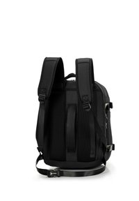 Zaino nero con spalline in rete imbottita, maniglia superiore, cerniere e cinghie laterali regolabili. Tessuto resistente con una forma strutturata.