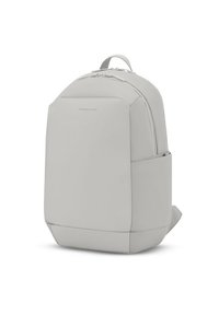 Grå ryggsäck med en slät, matt textur. Har en minimalistisk design, dragkedjestängning och en sidoficka för extra förvaring.