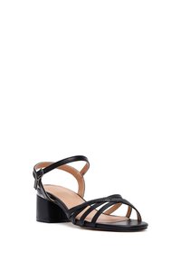 Zwarte sandalen met banden, uitgerust met een blokhak, open teen, glad leren materiaal en een verstelbare enkelband met gespsluiting.