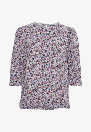 Kvetinová blúzka so svetlomodrým pozadím a fialovými, ružovými a čiernymi kvetmi, s okrúhlym výstrihom a trojštvrťovými rukávmi.