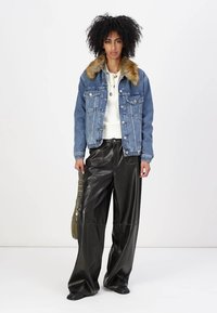 Denim jacket with a faux fur collar, blue color, two chest pockets. Paired with wide-leg black leather pants and a green shoulder bag.