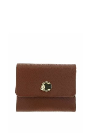 Portefeuille en cuir marron texturé avec un fermoir circulaire doré sur le rabat avant, présenté sur fond blanc.