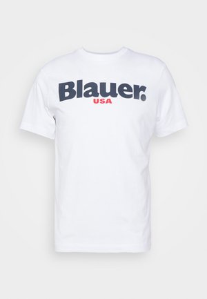 T-shirt blanc à manches courtes avec « Blauer. » en grandes lettres noires et « USA » en lettres rouges plus petites centré sur la poitrine.